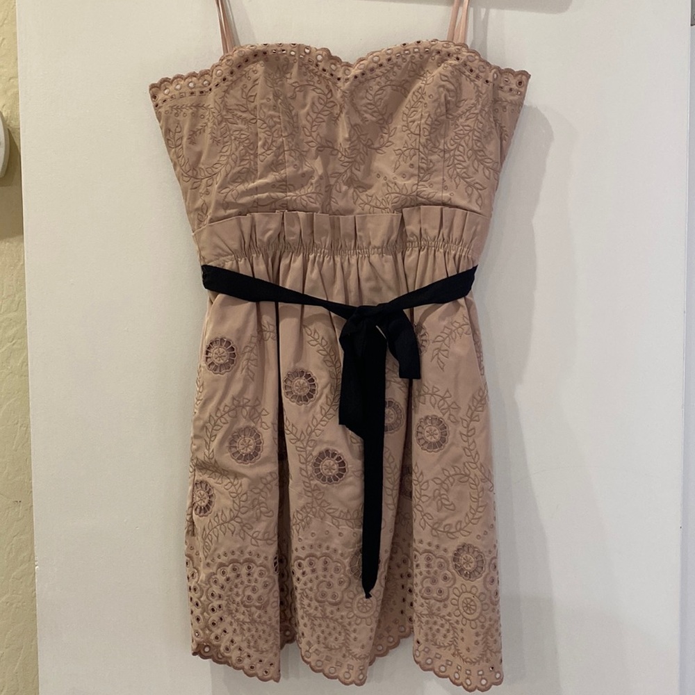 Strapless mauve short dress with black belt